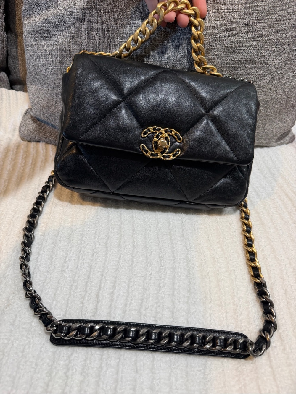 CHANEL Black Quilted Leather Shoulder Bag with Gold Hardware - Picture 3 of 16